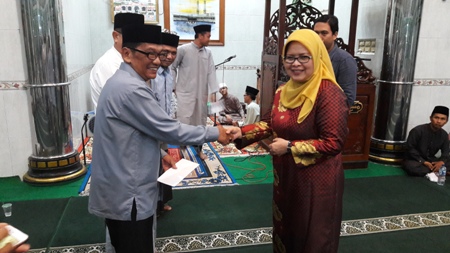 Ketua DPRD Riau  Hj. Septina Primawati Safari Ramadhan di Masjid Muawwanah Mendapat Sambutan Hangat Jamaah 